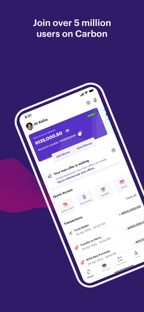 Carbon: Mobile Banking & Loans - Esta captura muestra el saldo principal del usuario en la parte superior, destacando un balance de N135,000.80, junto a una notificación prominente sobre una oferta de préstamo disponible para su aceptación.