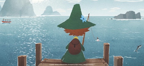 Snufkin Melody of Moominvalley - O protagonista contempla a vasta extensão azul da água, com picos montanhosos ao fundo e um barco solitário à distância.