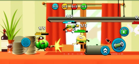 Food Gang - Este combate presenta a personajes únicos como la sandía pirata y la hamburguesa real, mostrando barras de progreso individuales sobre cada luchador. Los elementos de interacción incluyen el botiquín de salud, crucial para la supervivencia en la arena.