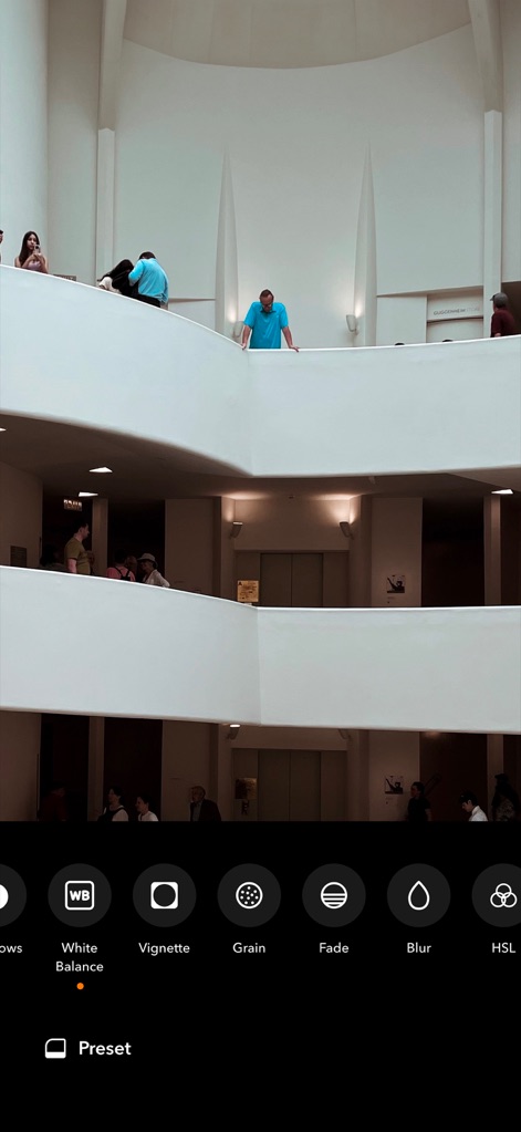 Retrica: Vintage Camera Studio - L'app offre un set completo di strumenti di editing per perfezionare le immagini, includendo opzioni come "White Balance" per la correzione del colore e "Grain" per un tocco analogico, accessibili tramite il menu "Preset".