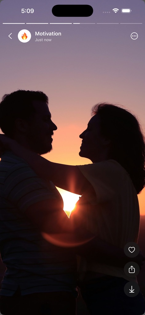 Status Save - 夕日を背景に抱き合うカップルの温かい瞬間が捉えられており、ダウンロード、共有、お気に入り登録が可能なアクションボタンを通じて、ユーザーは手軽に感動を共有できます。