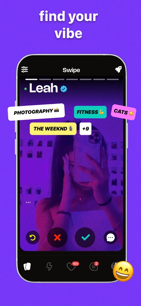 Peeps - Make New Friends - A interface de deslizar permite explorar perfis detalhados, exibindo interesses como 'FOTOGRAFIA' e um distintivo de verificação que atesta a autenticidade.