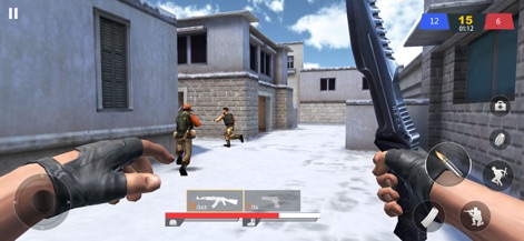 Critical Terrorist Shoot FPS - プレイヤーが巨大なコンバットナイフを手に持ち、雪が積もる市街地で敵を追跡する近接戦闘の可能性を示しています。