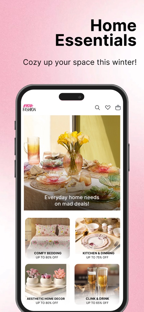Nykaa Fashion - Shopping App - Nutzer finden essenzielle Heimartikel, präsentiert durch ein stilvolles Bild eines gedeckten Tisches und unterteilt in übersichtliche Kategorien wie "Kitchen & Dining" und "Aesthetic Home Decor".