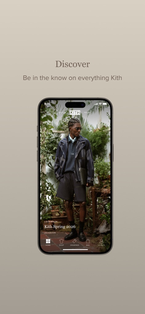 Kith - このアプリはKithの最新コレクションを紹介し、ユーザーは「Kith Spring 2026」のルックブックを通じて、スタイリッシュなファッションを探索できます。また、下部のナビゲーションバー（ホーム、ショップ、ドローイング、バッグ、ロイヤリティ）により、直感的にアプリ内を移動できます。