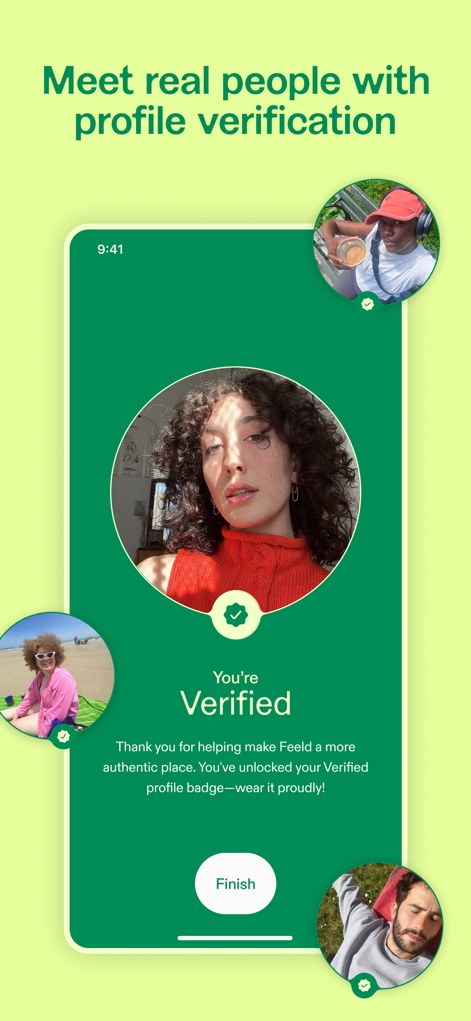 Feeld: Dating for the Curious - Esta pantalla celebra la verificación del perfil, mostrando la insignia 'Verified' en un círculo central y pequeñas imágenes de otros usuarios verificados, asegurando la autenticidad y seguridad en la plataforma.