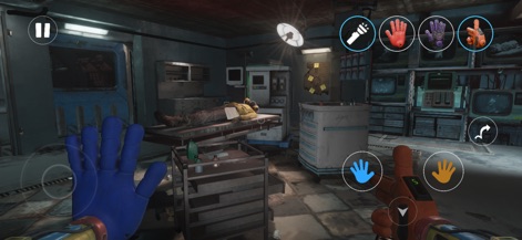 Poppy Playtime Chapter 4 - A ferramenta apresenta um ambiente de laboratório médico detalhado com um paciente na maca e diversos equipamentos científicos, amplificando o suspense da exploração e a necessidade de usar as mãos do jogador para interagir.