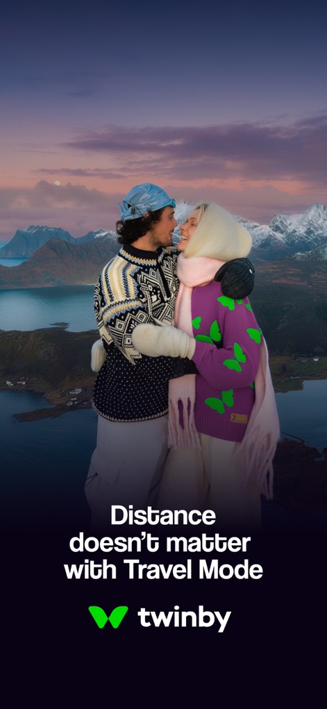 Twinby: Dating & Compatibility - Esta captura subraya la capacidad de la aplicación para conectar a las personas sin importar la distancia, mostrando una pareja abrazándose en un hermoso paisaje montañoso y acuático, lo que sugiere que las conexiones significativas pueden trascender ubicaciones geográficas.