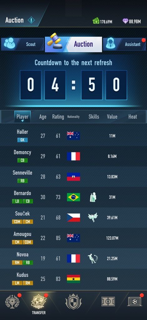 Football Career - Soccer Games - Os usuários podem explorar o mercado de "Auction" (leilão) de jogadores, onde são exibidos dados importantes como a "Nationality" (nacionalidade) e o "Value" (valor) de cada atleta, junto a um cronômetro para a próxima atualização.