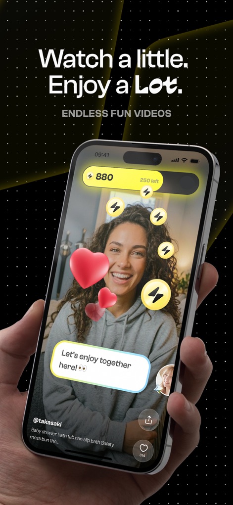 Blidz - Shop Deals, Save Money - La aplicación integra una sección de videos cortos y entretenidos, visible por el reproductor de video a pantalla completa y los iconos de interacción como corazones y comentarios.