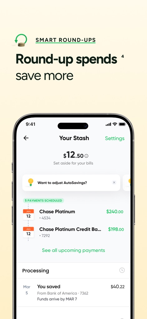 Bright: Loans & Credit Builder - "Smart Round-Ups" permite a los usuarios "ahorrar más" al redondear sus gastos, mostrando un "Your Stash" con $12.50 y un total ahorrado de "$40.22".