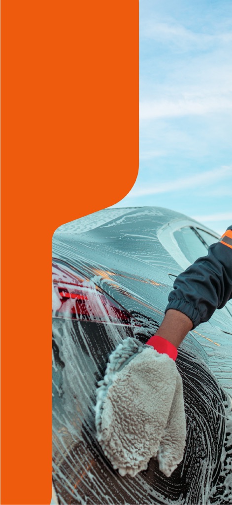 Sweater | Car Wash - Esta imagem destaca o cuidado manual e a qualidade do serviço, com o uso de uma luva de lavagem para aplicar a "soap foam", garantindo uma limpeza detalhada e eficaz.
