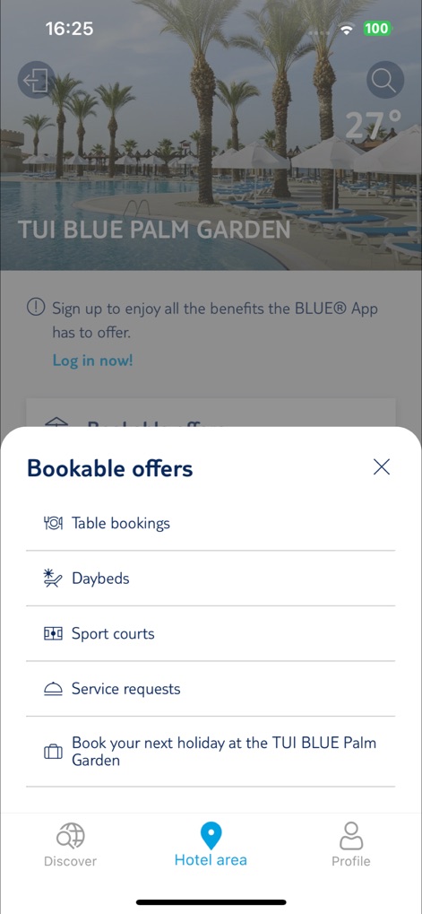 BLUE App - holiday planner - Un menú emergente de "Bookable offers" proporciona acceso directo a servicios como "Table bookings" y "Daybeds", facilitando la reserva de experiencias dentro del resort.