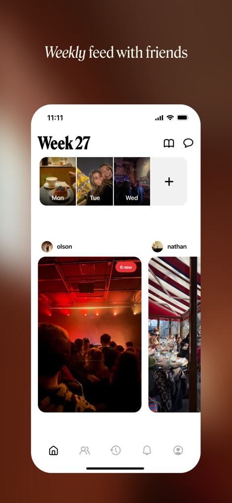 Retro — Photos with Friends - Esta interfaz muestra la organización de las fotos por semana, con miniaturas indicando el día y una sección de 'nuevas fotos' en el feed principal. Se observa una navegación inferior intuitiva y la presentación de las fotos de amigos.