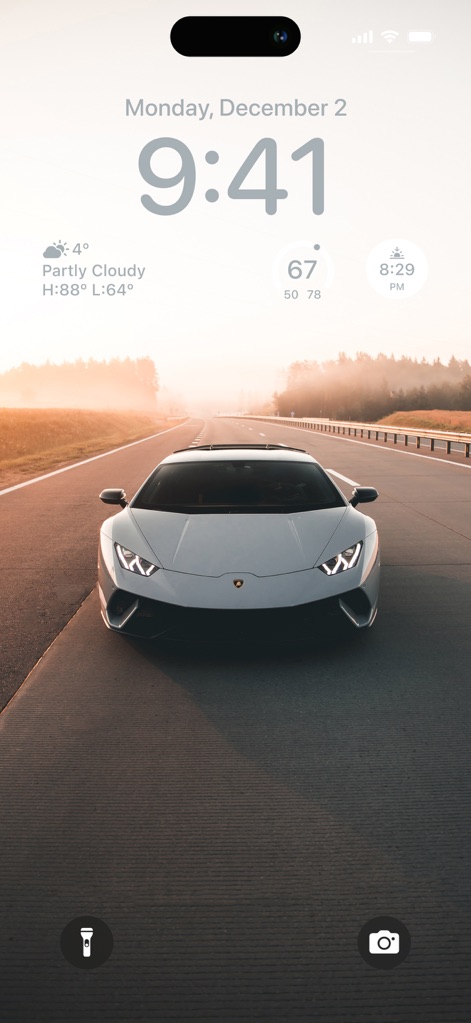 Cool Aesthetic Wallpapers 4K - Los usuarios pueden disfrutar de fondos de pantalla de alta gama, con impresionantes coches deportivos como un Lamborghini blanco, enmarcados en un vasto paisaje abierto.