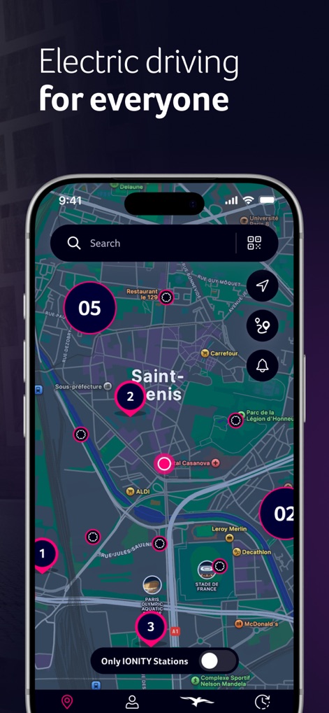 IONITY - 이 앱은 유럽 전역의 광범위한 충전 네트워크를 시각화하여 사용자가 주변의 IONITY 충전소를 쉽게 찾고, 다양한 위치 아이콘과 함께 충전 가능 위치를 파악할 수 있도록 돕습니다. (Visual features: 지도 화면, 숫자 표시된 충전소 아이콘)