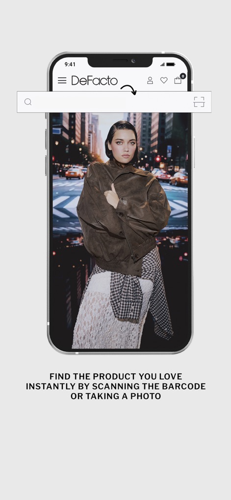 DeFacto - Clothing & Shopping - L'app offre una ricerca rapida dei prodotti attraverso l'icona di scansione del codice a barre o foto, permettendo di identificare istantaneamente il capo indossato dalla modella in primo piano.
