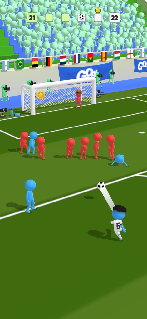 Super Goal: Fun Soccer Game - Plongez dans l'ambiance immersive du stade, où la foule en délire ajoute à l'excitation tandis que les joueurs exécutent des tirs précis avec une trajectoire de tir bien visible, visant à déjouer la défense stratégique.