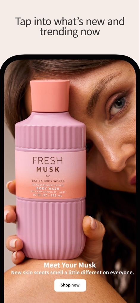 Bath & Body Works | B&BW - Dieses Bild zeigt eine moderne Produktflasche, gehalten von einer Modellhand, die Nutzer auf neue und aktuelle Düfte aufmerksam macht.