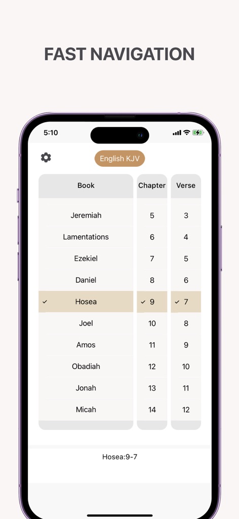 The: Bible App - Cette interface intuitive permet aux utilisateurs de naviguer sans effort entre les livres de la Bible et de sélectionner précisément n'importe quel chapitre et verset.
