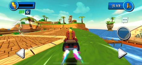 Boom Karts Multiplayer Racing - Esta captura exibe um segmento da pista com uma exuberante paisagem verde que se estende até o oceano, acentuada pelo efeito de boost de cores vibrantes do kart, que denota alta velocidade.