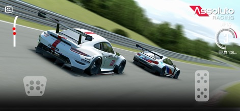 Assoluto Racing - La aplicación exhibe la acción de carreras con coches de competición detallados en un circuito, mientras el HUD muestra información crucial de la carrera para el usuario.