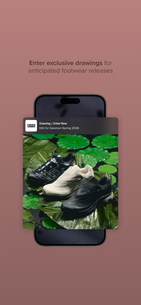 Kith - このアプリを通じて、ユーザーは「Kith for Salomon Spring 2026」のような限定スニーカーの抽選販売に申し込むことができます。鮮やかなビジュアルで製品が紹介され、抽選への「Enter Now」ボタンが明確に表示されています。