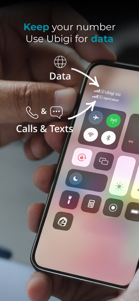 Ubigi: Travel eSIM mobile data - Esta captura demuestra la capacidad de la aplicación para permitir a los usuarios mantener su número para llamadas y SMS mientras utilizan Ubigi para datos, mostrando claramente la coexistencia de "Data" Ubigi 5G y "Calls & Texts" del operador habitual en el centro de control del teléfono.