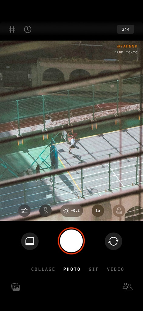 Retrica: Vintage Camera Studio - L'app permette agli utenti di scattare foto con un'estetica vintage, come dimostrato dall'immagine del campo da basket con l'effetto filtro, e offre diverse modalità di cattura come "PHOTO", "GIF" e "VIDEO".