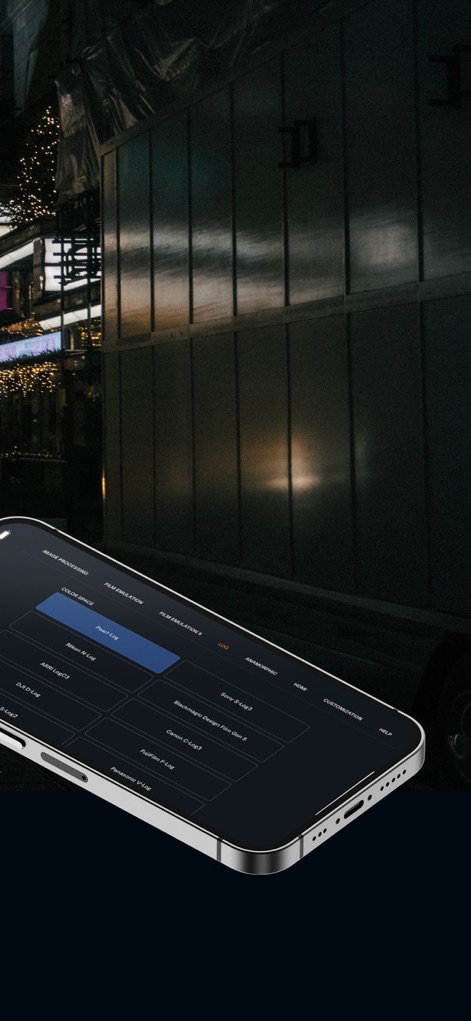 Pearla - Pro Filmic Camera - La interfaz muestra un menú detallado de "Film Emulation" y una selección extensa de perfiles Log como Sony S-Log3 y Nikon N-Log, brindando a los usuarios opciones avanzadas para la gestión del color.