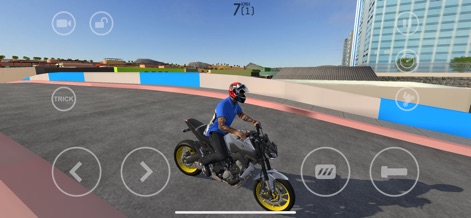 MX Grau RamoSoft - L'app presenta un dettagliato modello di motocicletta con cerchi gialli distintivi, immersa in un ambiente urbano dinamico pronto per essere esplorato liberamente.