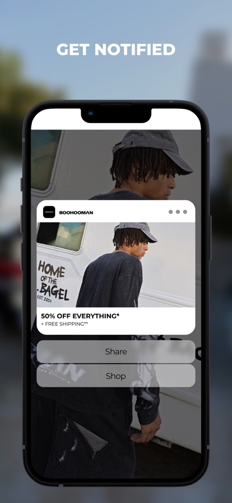 BOOHOOMAN: Shop Men’s Clothing - La aplicación notifica a los usuarios con una oferta emergente de '50% de descuento en todo', y proporciona un botón directo para 'Comprar' que facilita el acceso a la promoción.