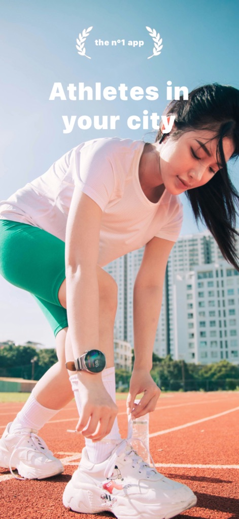 AtClub - Sports partners - Die App präsentiert engagierte Sportler in urbanen Umfeldern, dargestellt durch eine Läuferin auf einer Laufbahn mit einer Smartwatch am Handgelenk.