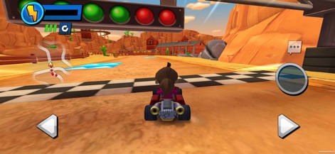 Boom Karts Multiplayer Racing - A tensão do início da corrida é palpável, evidenciada pelo semáforo com luzes verdes prestes a dar a largada e pela icónica linha de partida quadriculada, que demarca o ponto inicial da competição.