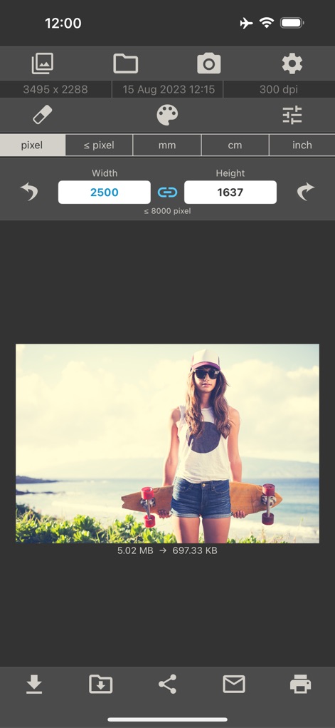 Image Size - 이 앱에서 사용자는 '픽셀' 단위를 선택하여 이미지 크기를 정밀하게 조정하고, 체인 아이콘을 통해 원본 비율을 유지하며 크기를 변경할 수 있습니다.