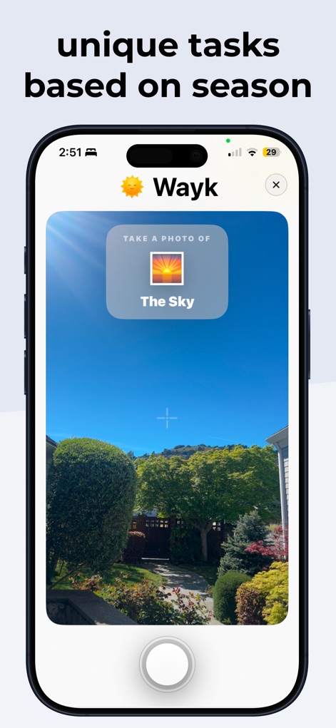 Wayk: Alarm Clock to Wake Up - Esta captura muestra una misión única basada en la temporada, 'Take a photo of The Sky', donde los usuarios interactúan directamente con su entorno al fotografiar el cielo azul y los árboles del jardín.