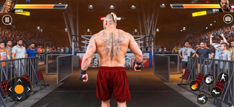 Real Wrestling Championship - Este ángulo muestra la atmósfera previa al combate, enfatizando el detalle del diseño del personaje (como el tatuaje en la espalda) y la inmersión de la multitud que rodea el escenario.