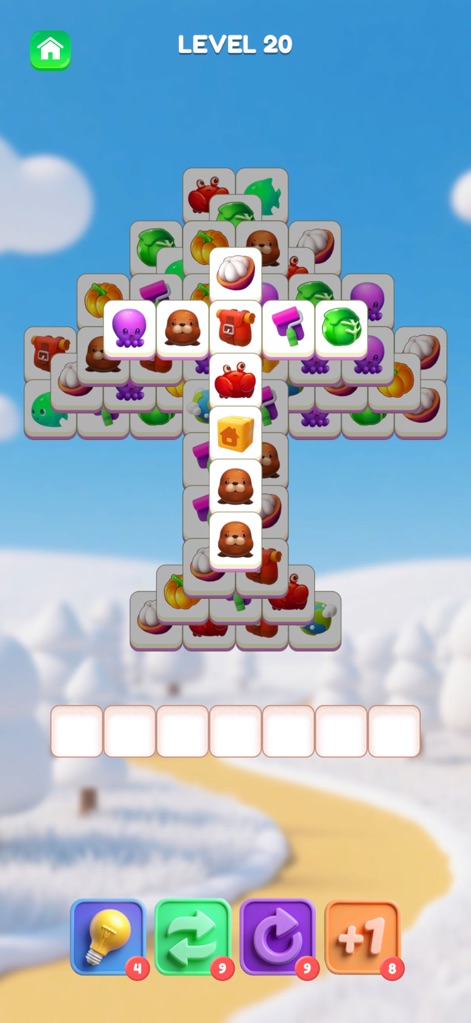 Tile Triple Match: 3D puzzle - La interfaz muestra una configuración de fichas en forma de cruz, presentando una variedad de objetos 3D como animales y frutas, sobre un telón de fondo que evoca un paisaje invernal.