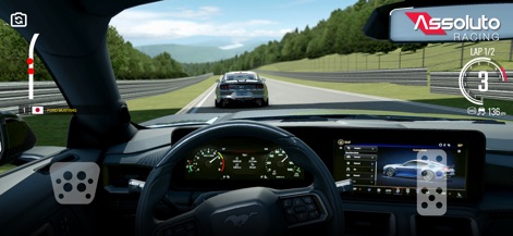 Assoluto Racing - La perspectiva de cabina ofrece una vista detallada del interior del vehículo y el camino, mientras el menú de personalización permite a los usuarios ajustar aspectos del coche.