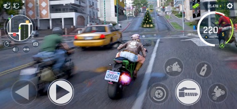 Real Moto Driving Racing World - La aplicación sumerge a los jugadores en una ciudad detallada con adornos navideños, mostrando una interfaz de usuario completa con minimapa y velocímetro que guían la acción.