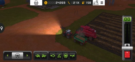 Farming Simulator 18 - Il lavoro prosegue anche nelle ore serali, con un trattore che illumina il campo e una mietitrebbia affiancata da un rimorchio, pronta per lo scarico del raccolto.