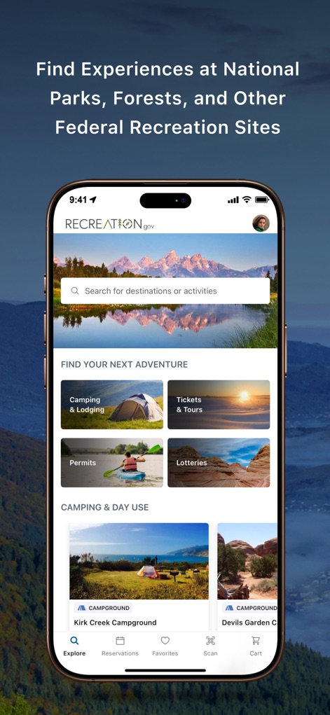 Recreation.gov - La pantalla de inicio presenta una barra de búsqueda clara en la parte superior y categorías organizadas para actividades como campamentos y tours, lo que permite a los usuarios explorar diversas experiencias.