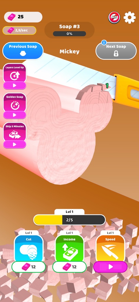 Idle Soap ASMR - Admirez le motif distinctif du savon “Mickey” et la diversité des outils de coupe, ainsi que l'accès aux bonus tels que “Améliorer les couches” pour des créations uniques.