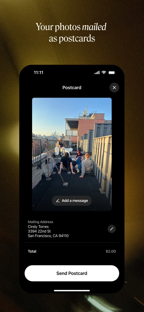 Retro — Photos with Friends - Esta captura ilustra la funcionalidad única de la aplicación para enviar recuerdos tangibles, donde los usuarios pueden convertir sus fotos en postales físicas y añadir un mensaje personalizado antes de enviarlas. Se observa un formulario para la dirección de envío y el coste del servicio.
