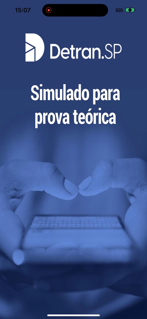 Simulado Detran.SP - A tela inicial apresenta o foco do aplicativo na preparação para a prova teórica, com o logo do Detran.SP em destaque e uma imagem de fundo de mãos interagindo com um smartphone.