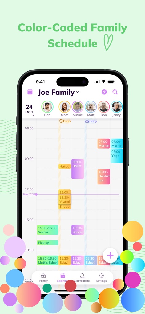 Cubbily:Shared Family Calendar - このアプリは、各イベントを色分けすることで視覚的な識別を容易にし、さらに各予定に割り当てられた家族メンバーのアイコンを表示して、誰のイベントか明確にします。