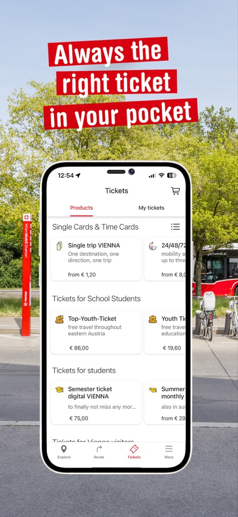 WienMobil - ユーザーは「Tickets」タブから、シングルチケット、学期券、年間パスなど様々な種類の交通チケットを一覧で閲覧し、それぞれのチケットの料金と詳細情報を確認して購入することができます。