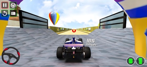 Formula Racing : Real Car Race - La aplicación presenta diseños de pista innovadores, como esta sección de túnel con formas geométricas y un globo aerostático como telón de fondo.