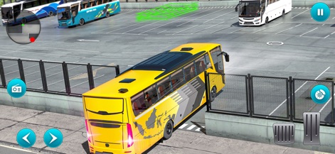 World Tour Bus Simulator 2024 - 広大な駐車場で正確な駐車をサポートする緑色のガイドラインと、整然と並んだ複数種の大型バスが、挑戦的なゲームプレイを演出します。