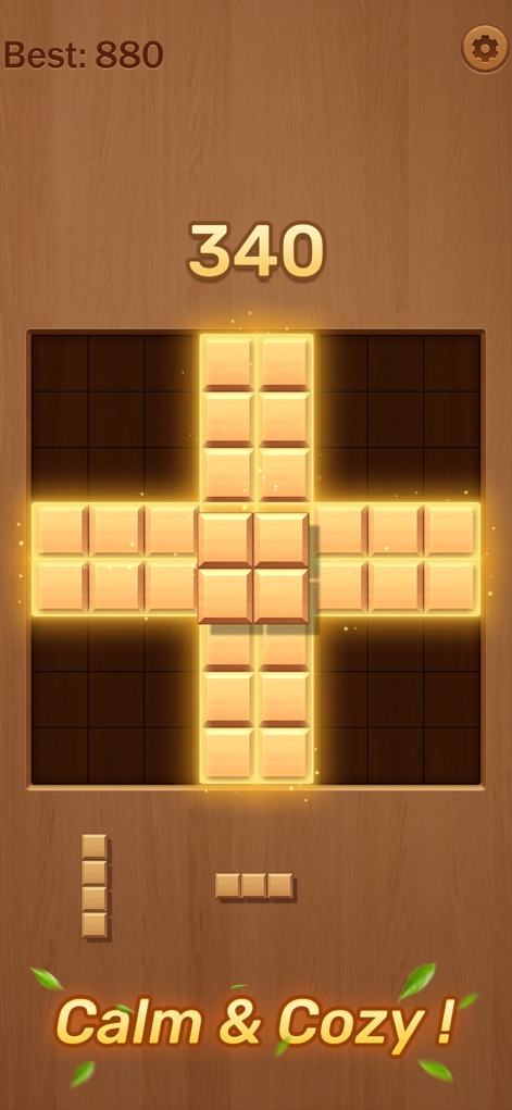 Woody Block:Puzzle Blast - La aplicación muestra una jugabilidad central con bloques de madera luminosos dispuestos en una cuadrícula de 8x8, mientras que el texto "Calm & Cozy!" y la puntuación actual y mejor refuerzan la experiencia relajante y desafiante.